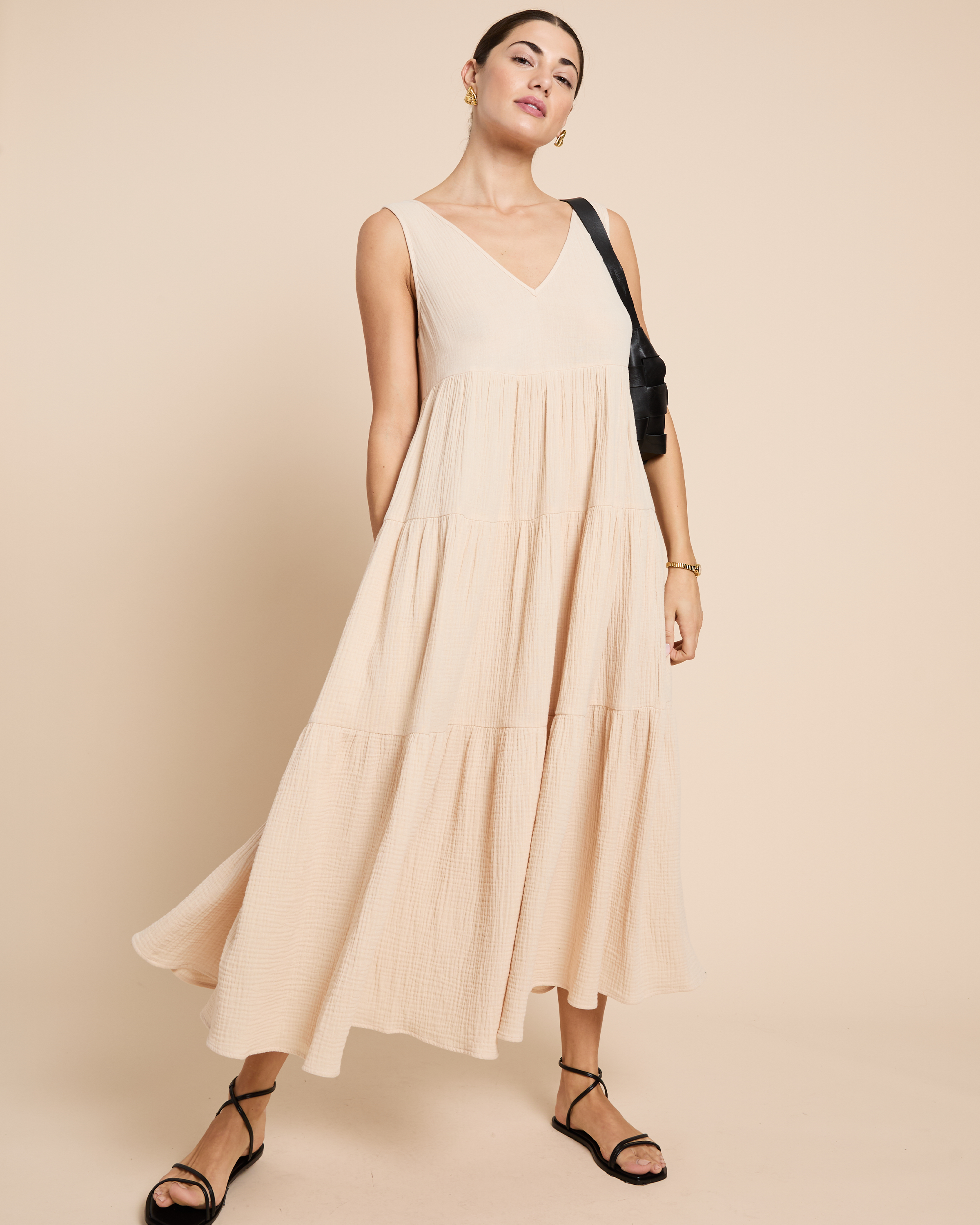 throw on cotton dress The throw-on dress made for slowing down. Florals, puff sleeves, cotton. Meet Mona. She loves to unwind